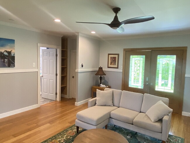 Building Photo - Available Now! 3/2 home in Beautiful Hawiing sure