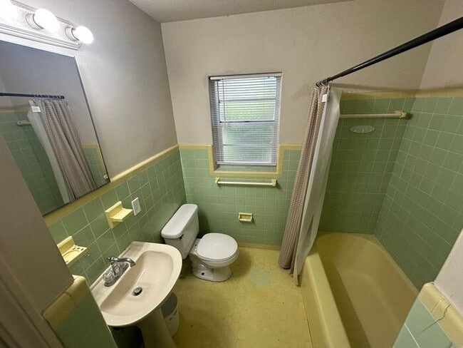 Building Photo - Beautiful 3 bedroom, 2 bath home located i...