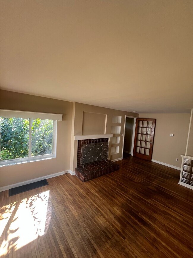 Building Photo - Comfortable 2-Bedroom Single-Family Home with Washer/Dryer Hookups
