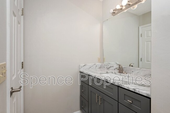 Building Photo - 440 Apple Dr