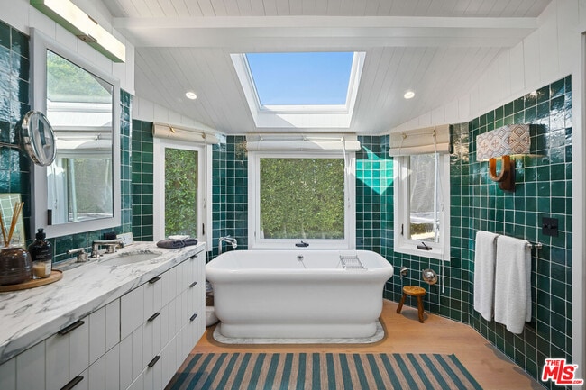 Building Photo - 7038 Dume Dr