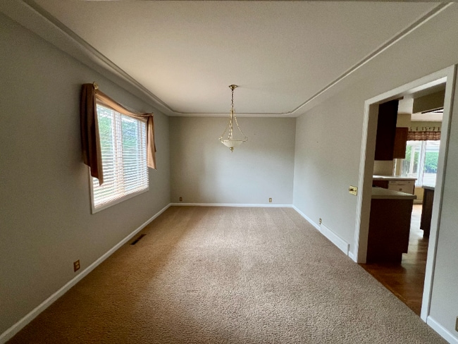 Building Photo - Spacious 4-Bed Retreat with Guest Suite & Fireplace