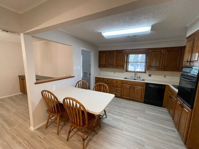 Building Photo - Quiet Community Living in Elm Mott