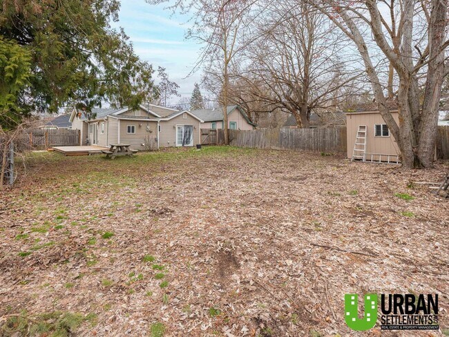 Building Photo - Midtown Coeur d’Alene Gem – Vaulted Ceilings, Large Yard & Prime Location!