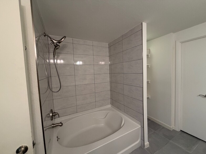 Master Bath Suite - 54 Rainey St