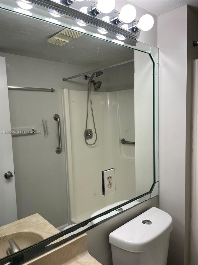 Building Photo - 2121 Collier Ave