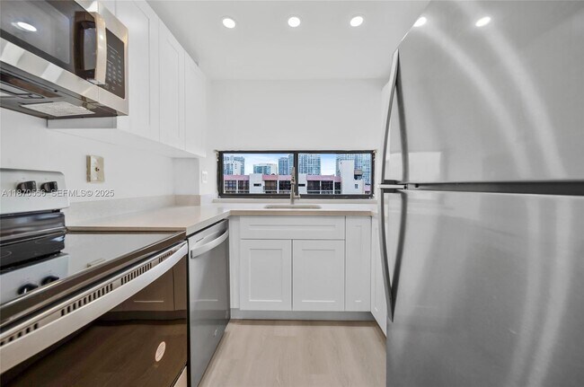 Building Photo - 17021 N Bay Rd