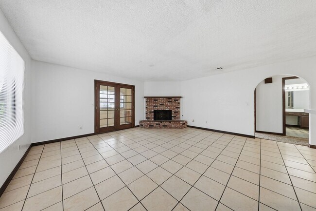 Building Photo - Beautifully Updated 2BR/2BA Downstairs Con...