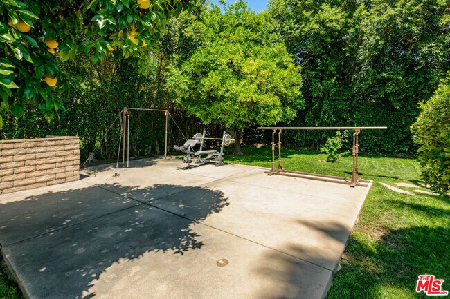 Building Photo - 8760 White Oak Ave