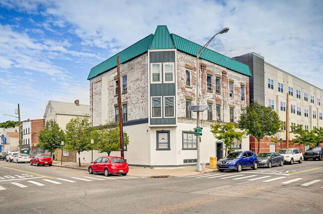 Building Photo - 154 1st St