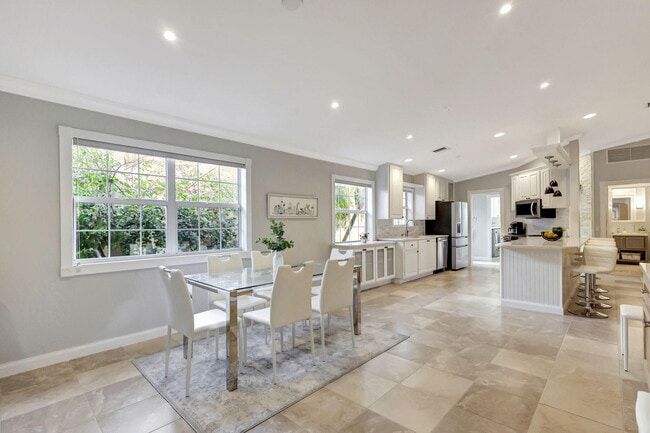 Building Photo - 11361 SW Pembroke Dr