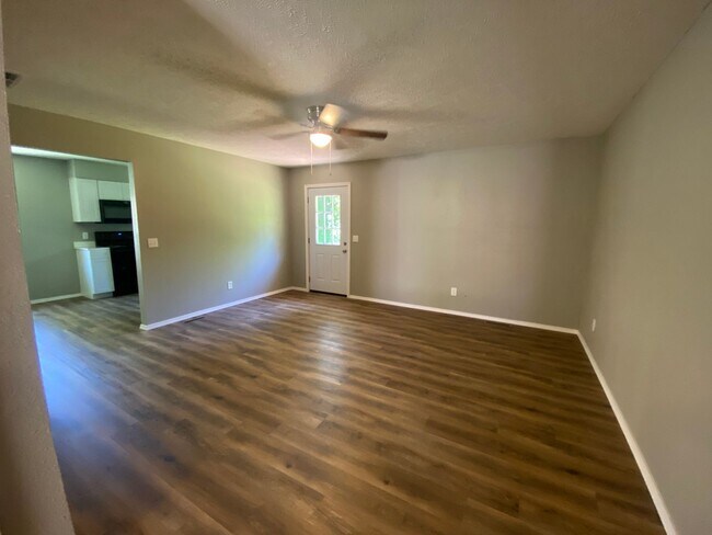 Building Photo - Newly remodeled 3 bedroom 2 bath home with...