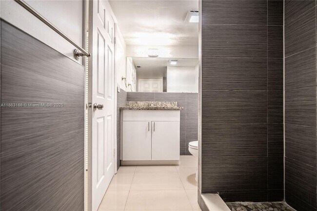 Building Photo - 1986 Biarritz Dr