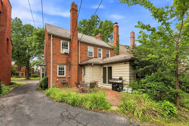 Building Photo - 2591 University Blvd