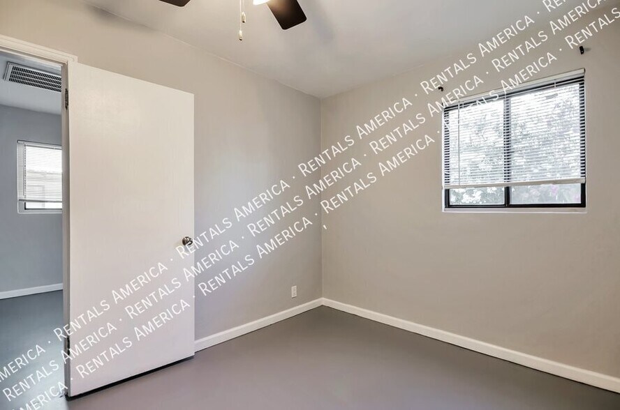 Building Photo - 121 W Birdman Dr