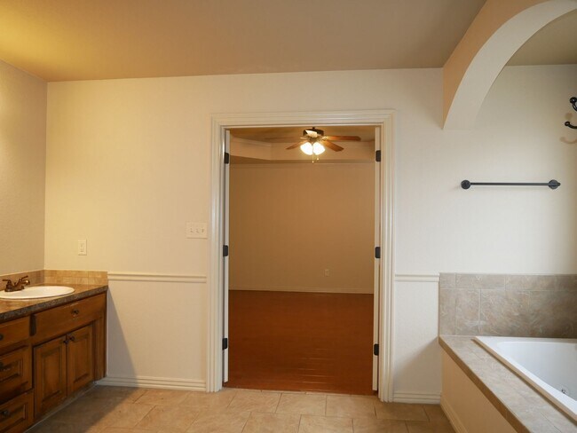 Building Photo - 1216 Bur Pl