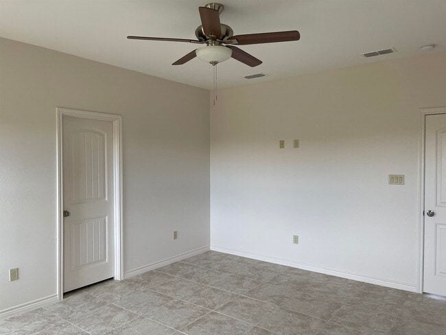 Building Photo - 6908 Molinos Dr