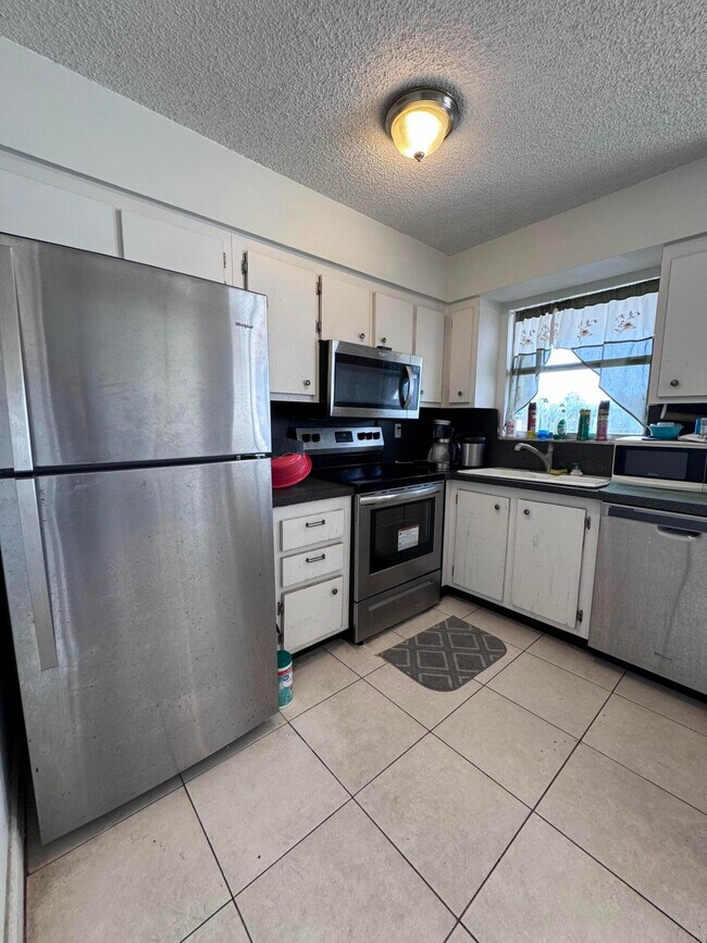 Building Photo - 1100 SE 4th Ave