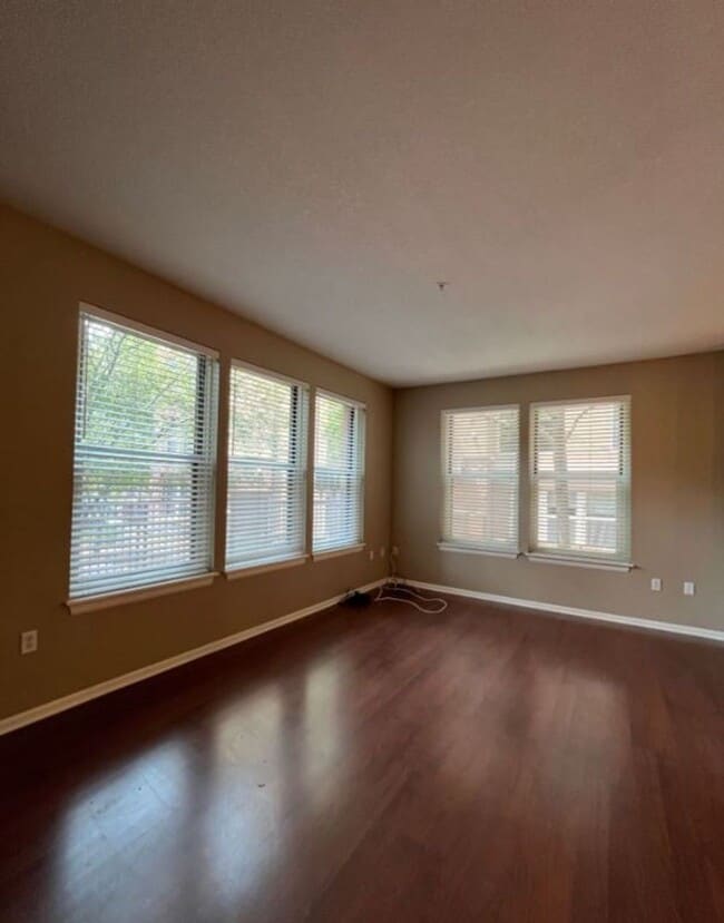 Building Photo - Stylish North Loop Living for $3,499/month...