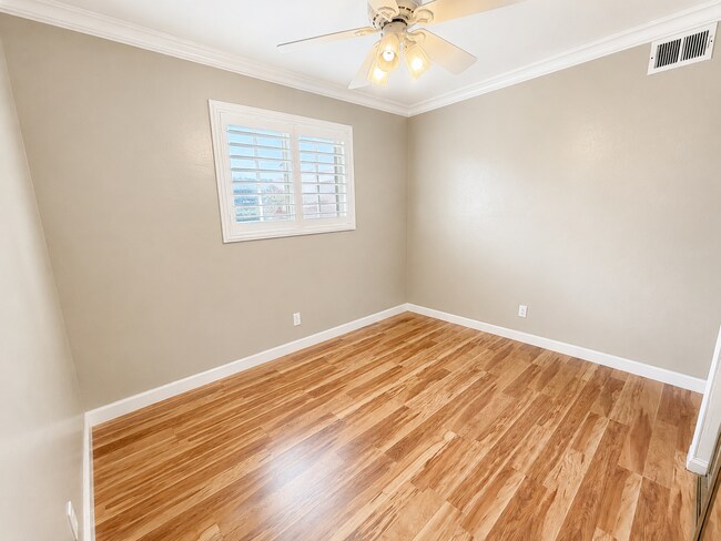 Building Photo - Welcome to this stunning 3 bedroom, 2 bathroom home located in Fremont