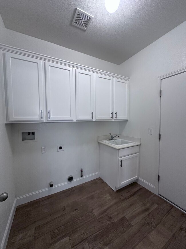 Building Photo - NW Visalia home coming soon!