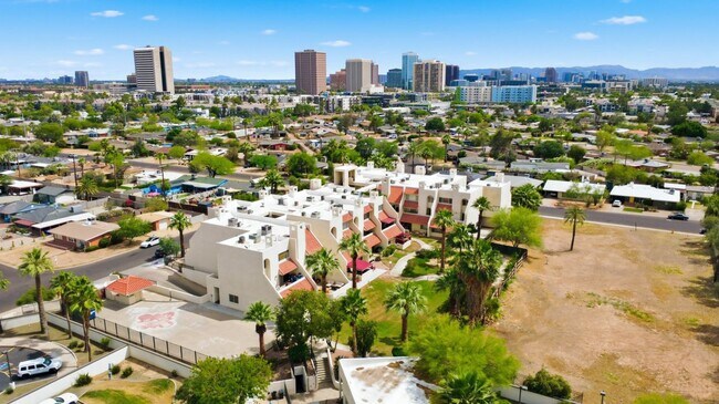Building Photo - Central Phoenix Gem! Private Patio, Gated, Pool + Underground Parking