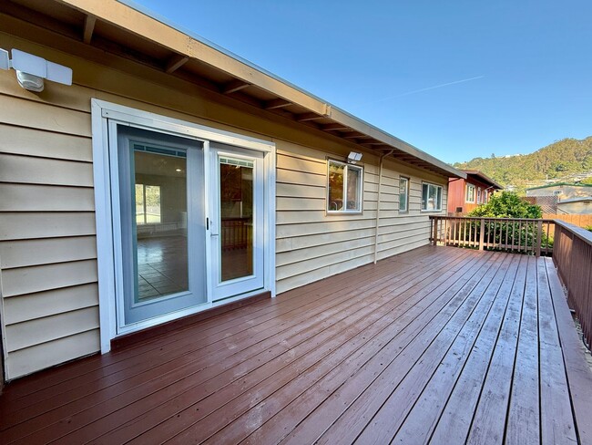 Building Photo - Coastal 3-Bed/2-Bath Home with Ocean View! ***PLEASE READ DESCRIPTION***