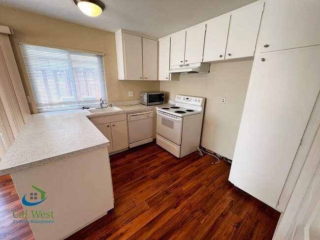 Building Photo - $2,895 Cute cozy 2/1 Condominium in South ...