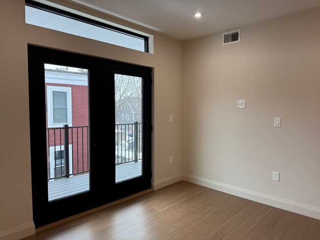 Building Photo - 100 Lincoln St