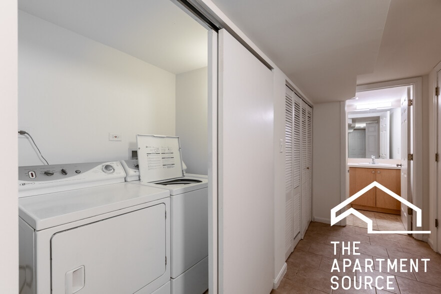 Building Photo - 1260 N Greenview Ave