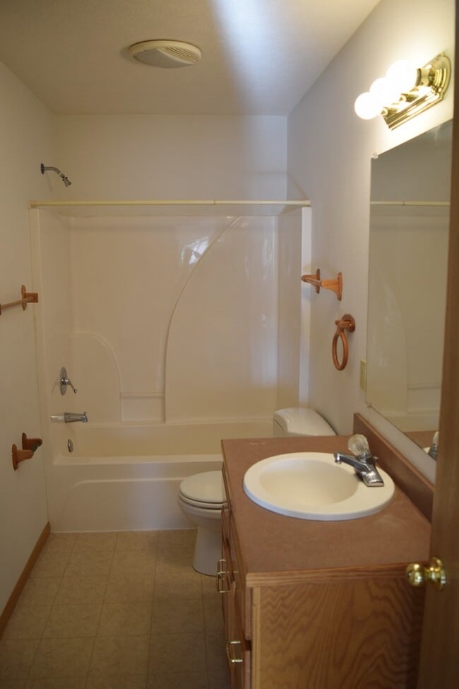 Building Photo - Spacious 3 bedroom, 2 bathroom duplex!