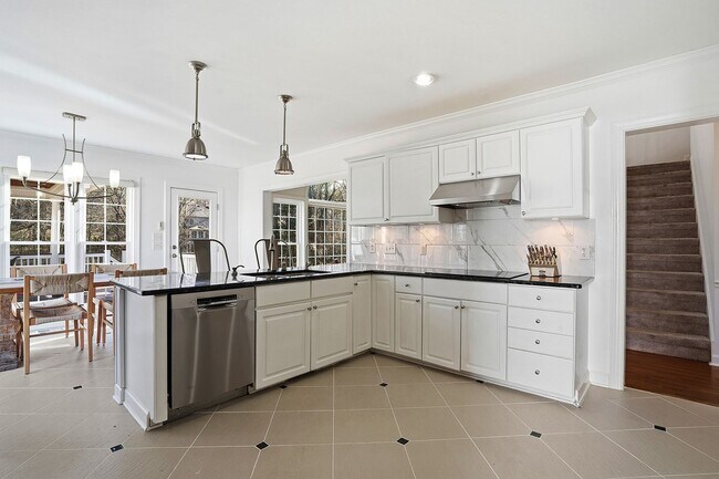 Building Photo - Stunning Home in Desirable Lochmere Community - SHORT TERM LEASE OPTIONS AVAILABLE