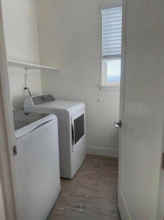 Building Photo - Luxury 4BR Home with Dual Side Yards, Putt...