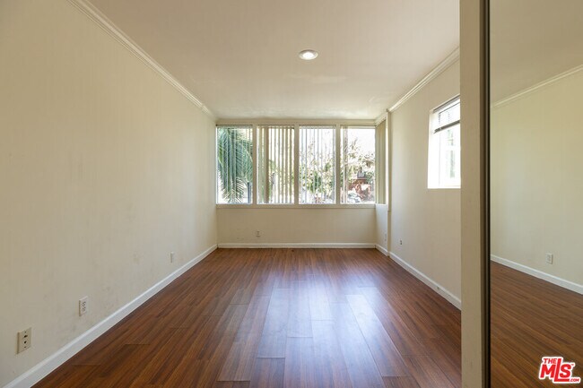 Building Photo - 1233 Barry Ave