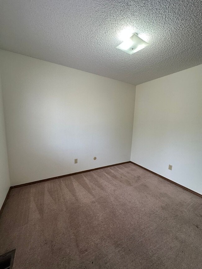 Building Photo - Lovely 4 bedroom house avail now