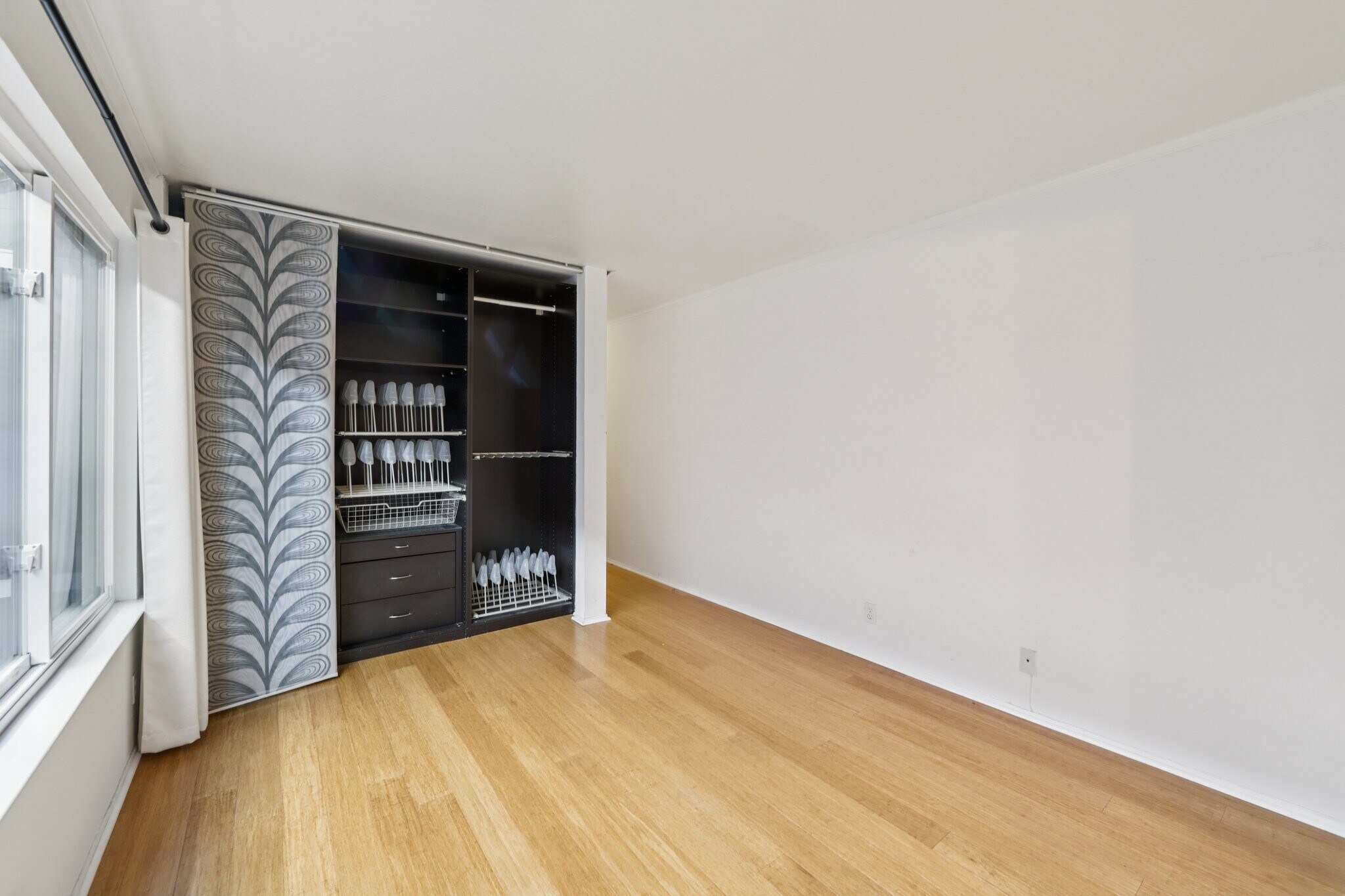 Main bedroom closet - 5400 Mountain Blvd
