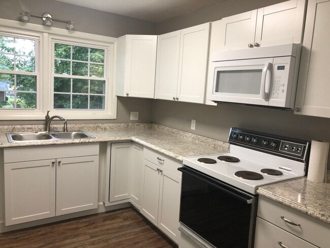 Building Photo - One Bedroom / One Bath Duplex Blountville, TN 37617