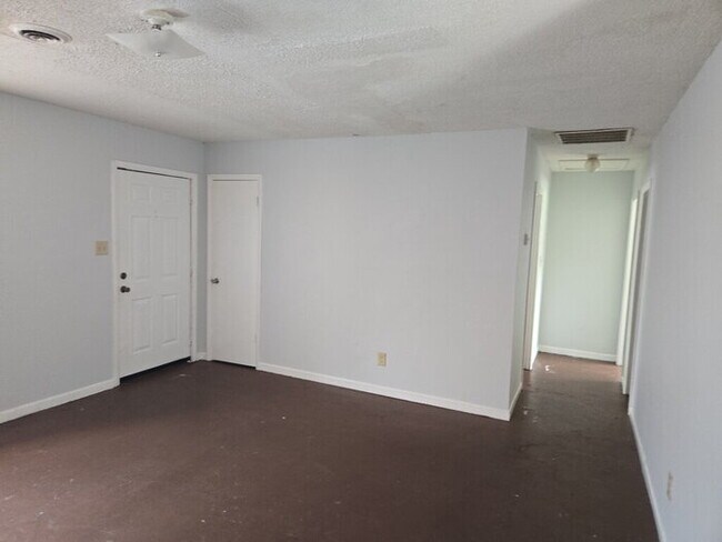 Building Photo - 2 Bedroom I Bath Moore, SC