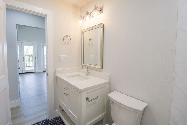 Building Photo - 4 Bed | 3 Bath on Keystone Lake!