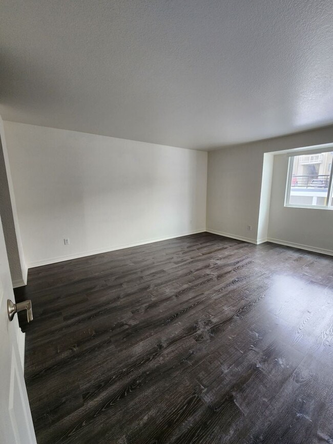 Building Photo - Available Now! Updated 2 bed condo in Central location, utilities included!