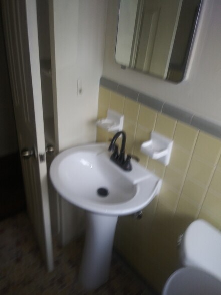 Building Photo - 2139 Spring Park Rd