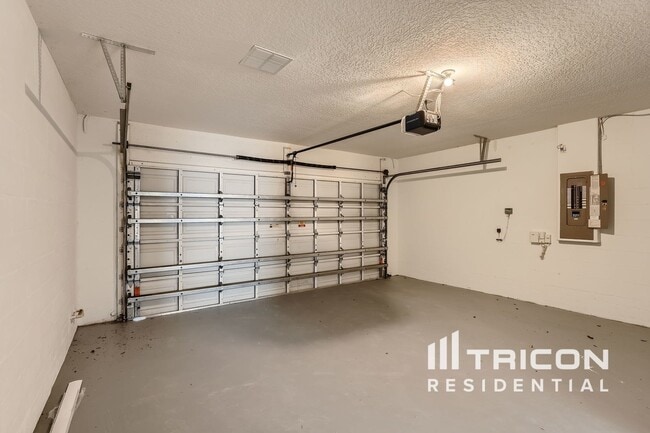 Building Photo - 8332 Crescent Moon Dr