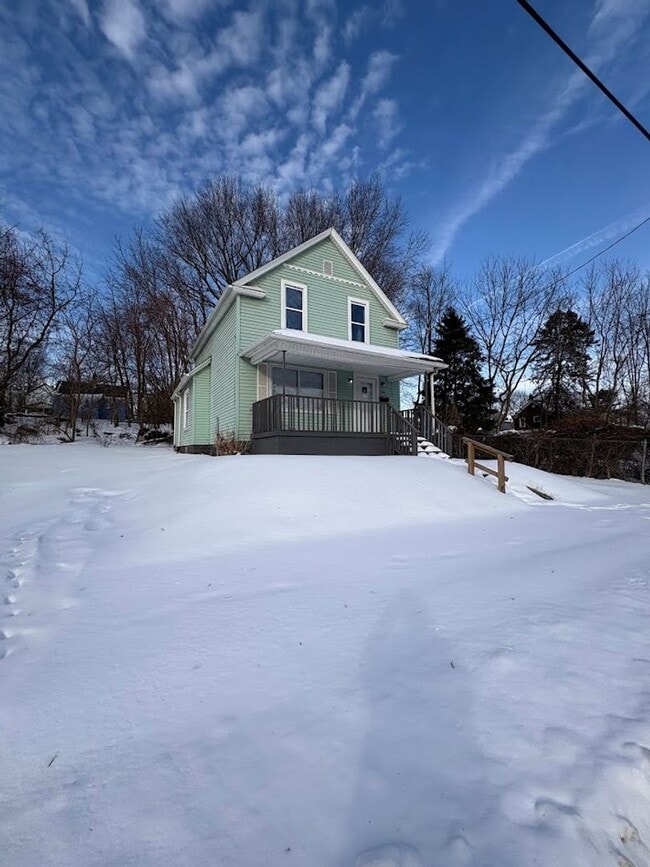 Building Photo - Three bedroom one bathroom home for rent