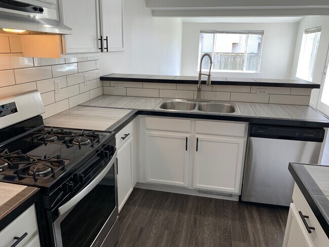 Building Photo - Updated 3 Bedroom Home Near Barkley Village