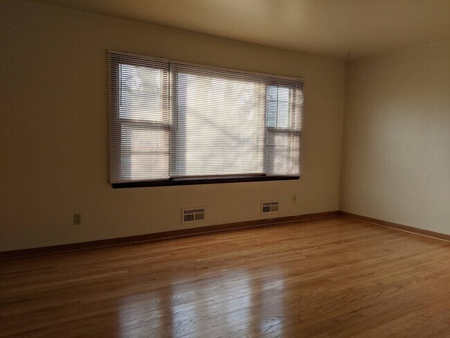 Building Photo - Gorgeous 3 Bed Upper Available with shared Garage & Hardwood floors, Appliances incl.