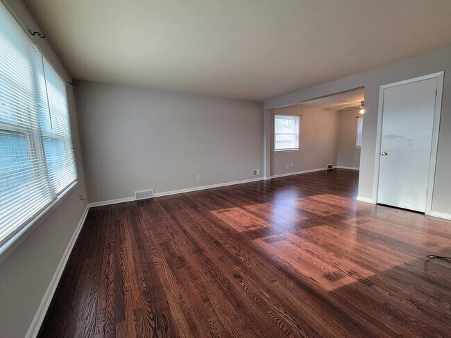Building Photo - 611 Waukegan Rd