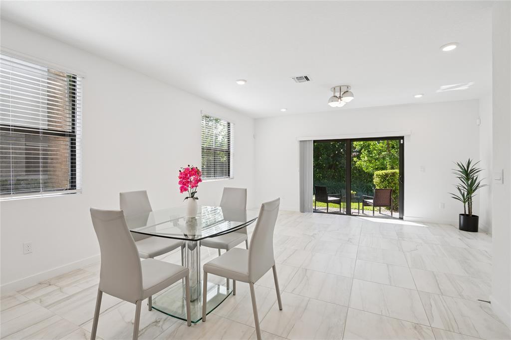 Building Photo - 180 SE 5th Ct