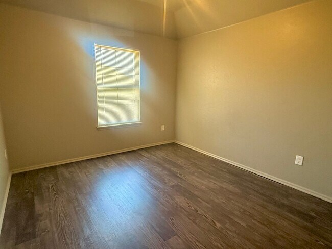 Building Photo - Charming 3 Bedroom Duplex In Surrey Hills