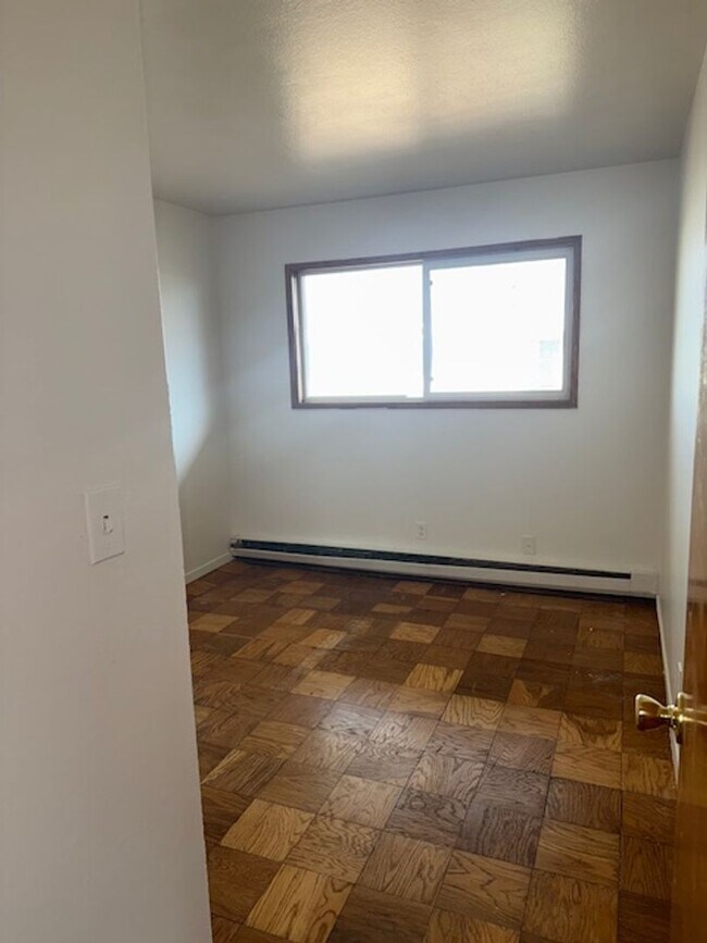 Building Photo - 3 bed, 1 bath, large 1 car garage