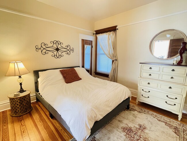 Building Photo - 348 Collyer St